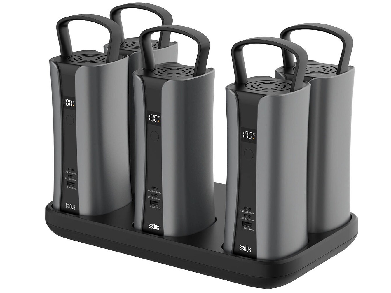 Cinq batteries portables se:charge munies de poignées, posées sur un socle de recharge rectangulaire noir