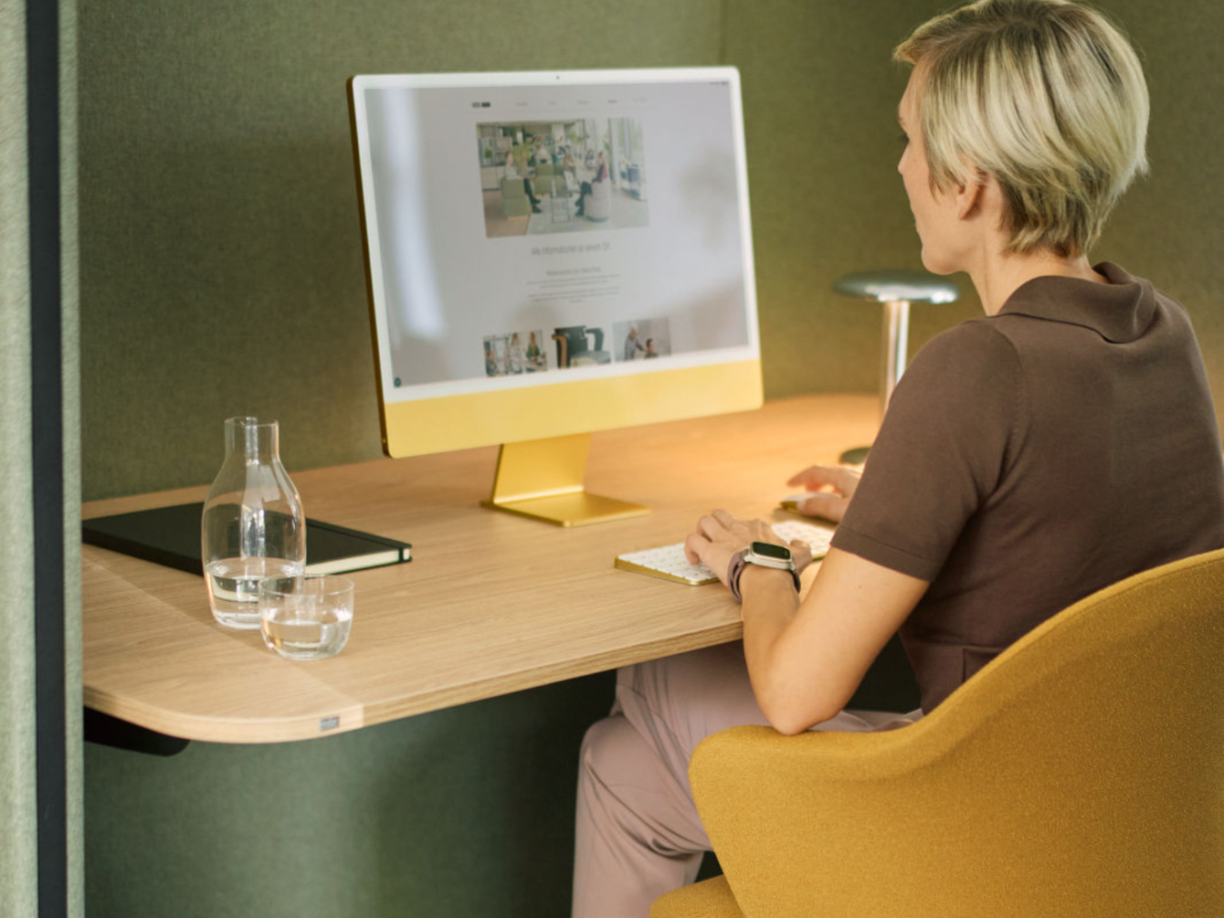 Vrouw zit aan haar bureau en concentreert zich
