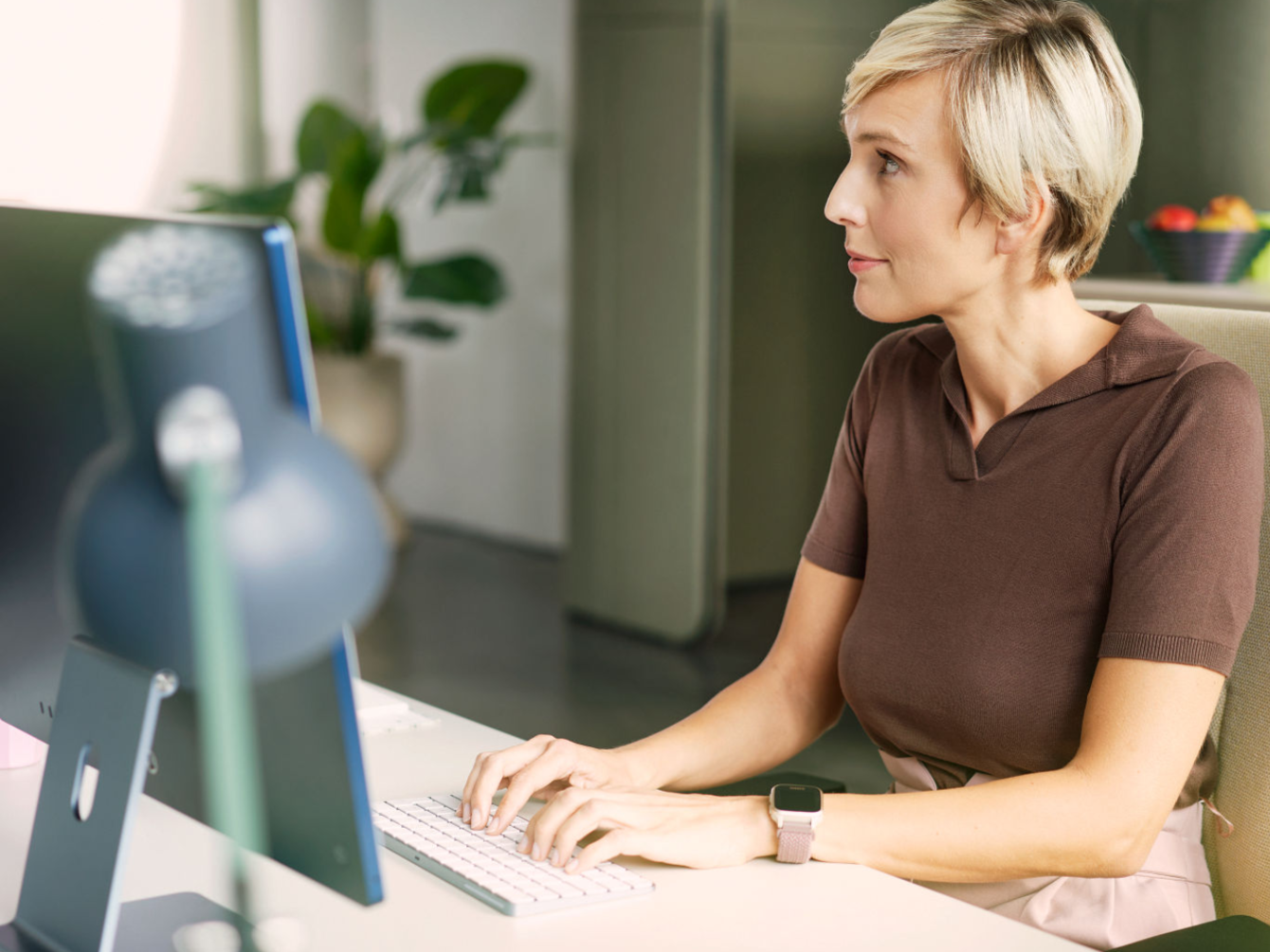 Vrouw die op een computer werkt