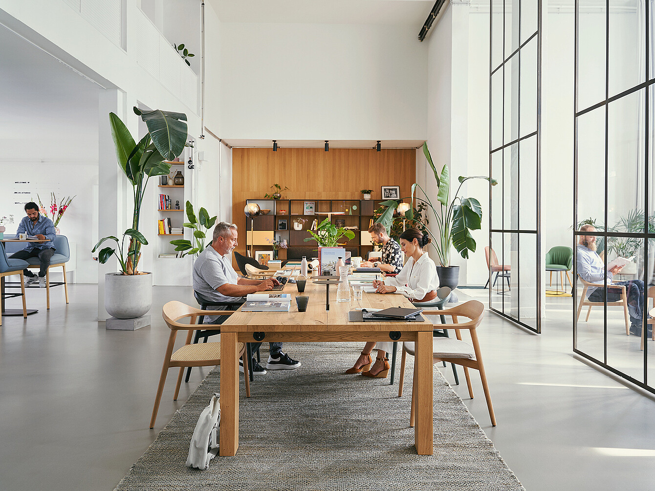 il se:cafe team table in un ufficio moderno