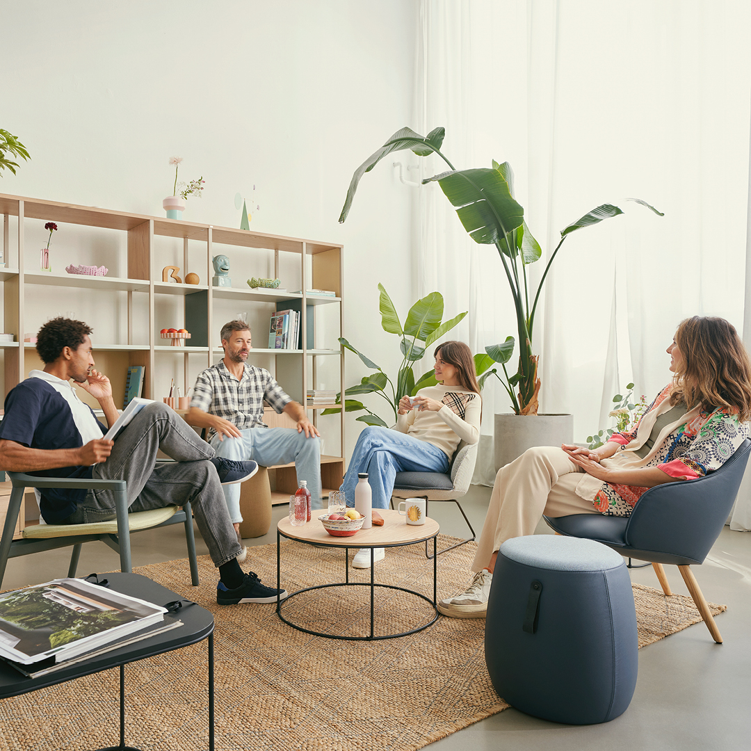 Menschen unterhalten sich in entspannter Büroatmosphäre