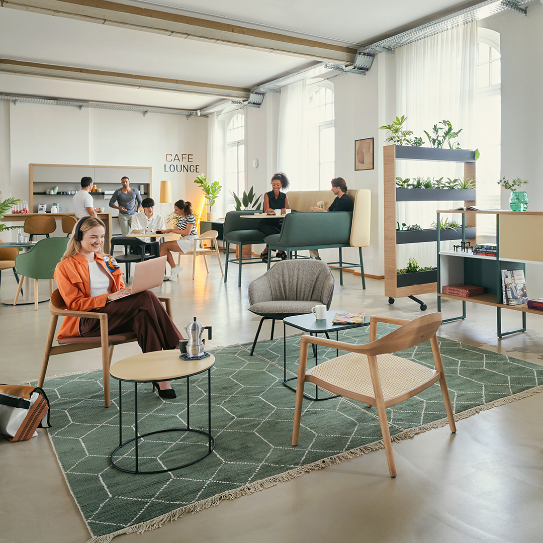 Frau mit Laptop arbeitet in einem Coworkin Space